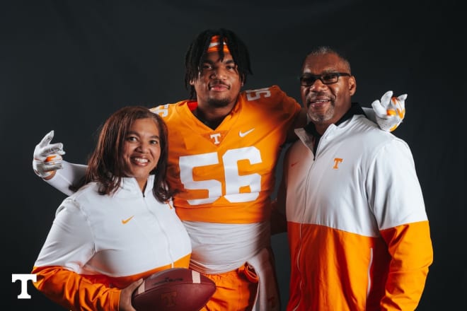 Mo Clipper (2022) and family pose for photos while in Knoxville June 26. 