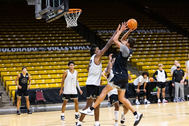 Jabari Walker defends a low post shot by fellow sophomore forward Tristan da Silva during Friday's practice in Boulder