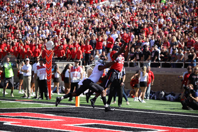 KeSean Carter makes an over-the-shoulder catch for a touchdown last season against the Oklahoma State Cowboys.