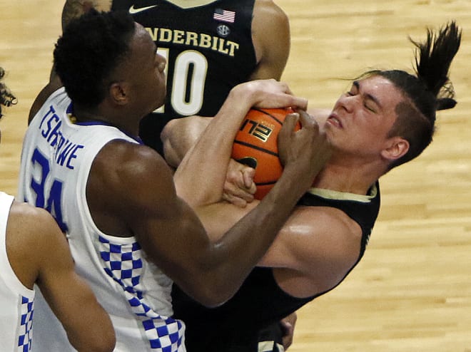 Kentucky's Oscar Tshiebwe wrestled for a loose ball with a Vanderbilt player during last season's game at Rupp Arena.