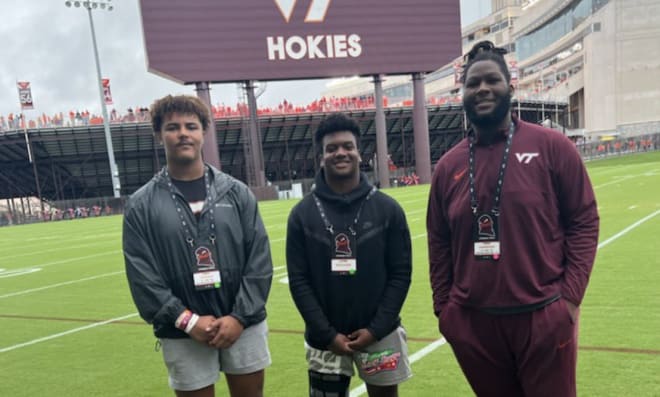 Anderson (left) with LB teammates on the visit