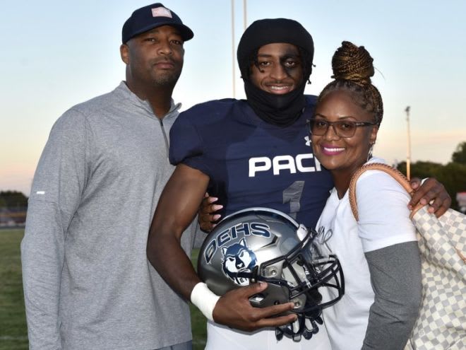 2024 OLB prospect Andrew Wiggins with his parents