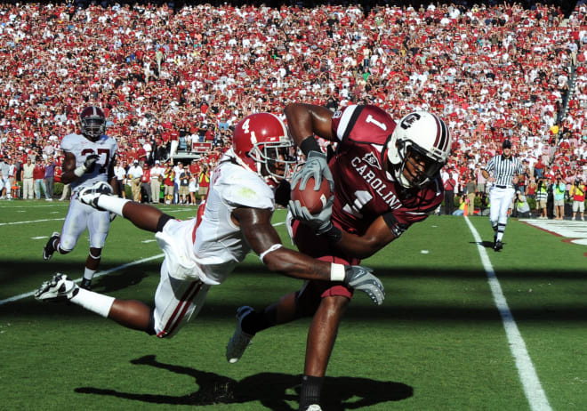 South Carolina receiver Alshon Jeffery evades a tackle from Alabama safety Mark Barron. Photo | Getty Images 