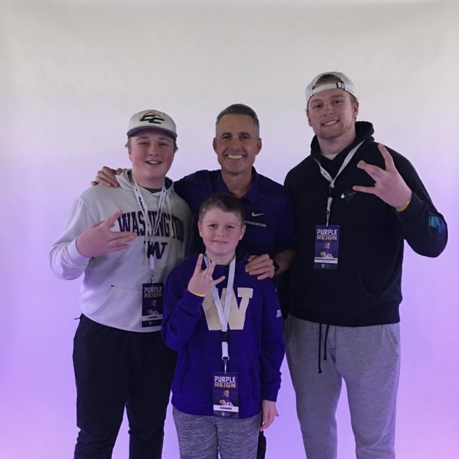 UW head coach Chris Petersen (center) with four-star OL Geirean Hatchett (right) and his younger brothers. 