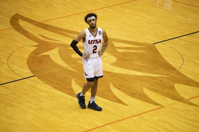 Jhivvan Jackson became the first Roadrunner to reach 2500 career points with a three pointer in the second half on Saturday Afternoon.