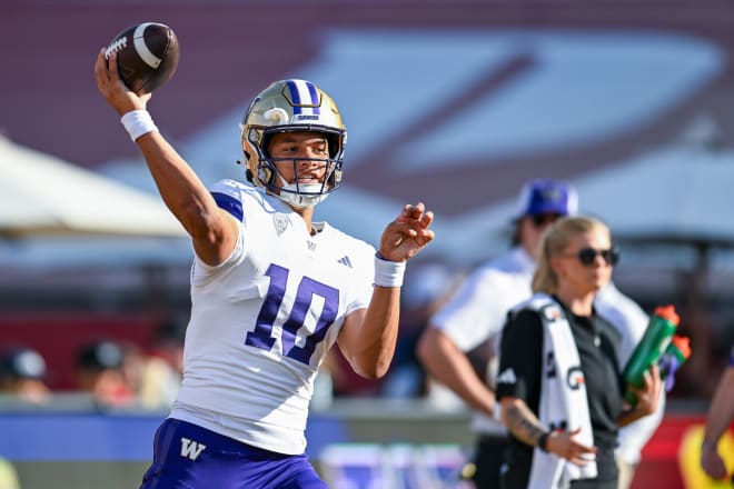 Washington Huskies quarterback Austin Mack (10) throws a pass against the USC Trojans during warmups at United Airlines Field at Los Angeles Memorial Coliseum. Photo | Jonathan Hui-USA TODAY Sports