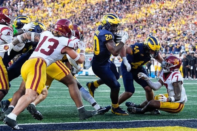 Kalel Mullings scores the game-winning touchdown for Michigan.