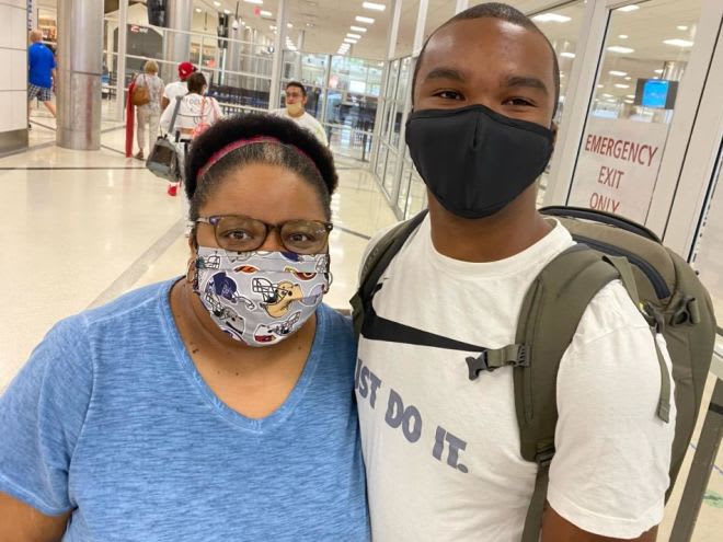 Rivals 3-star OLB and 2020 Army commit at airport with his mom, Rosetta heading to West Point