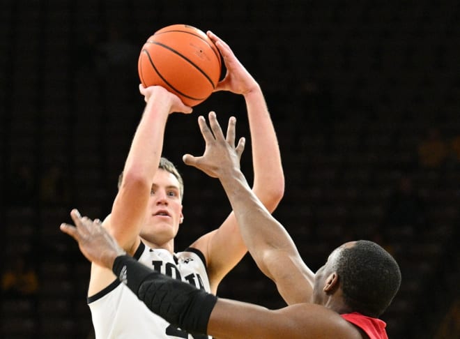 Peyton Sandfort shoots a jumper over Rutgers defender Aundre Hyatt on Saturday, January 6.