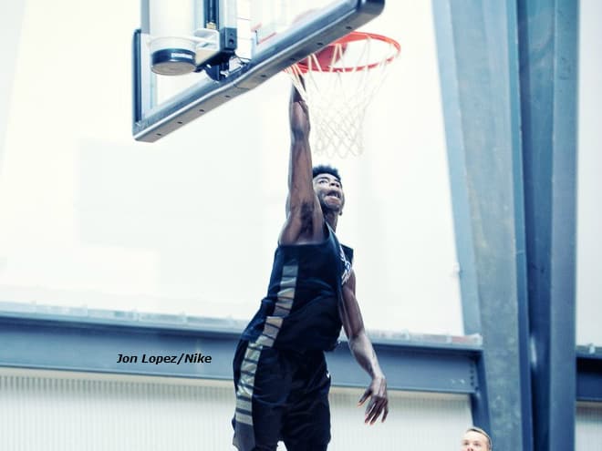 Georgia Stars forward Rashun Williams dunks in a Nike EYBL game in 2017