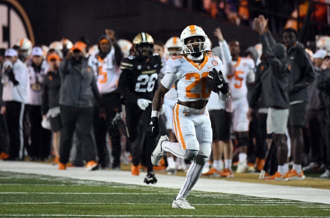 Nov 26, 2022; Nashville, Tennessee, USA; Tennessee Volunteers running back Jaylen Wright (20) runs for an 83-yard touchdown against the Vanderbilt Commodores during the second half at FirstBank Stadium.