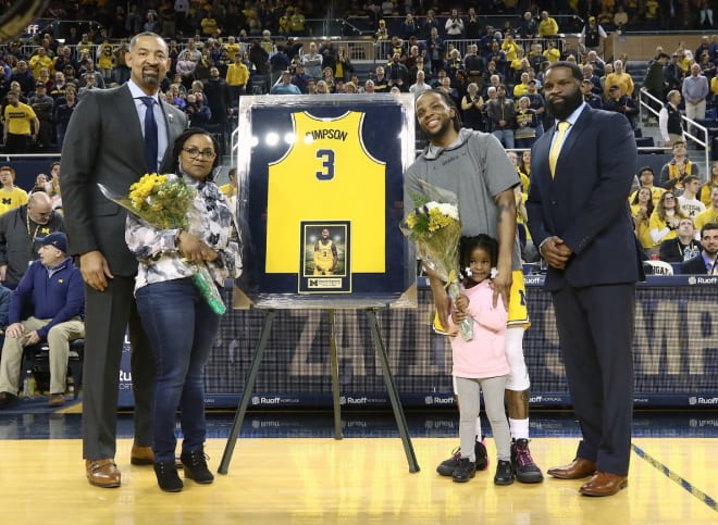 Michigan Wolverines basketball's Juwan Howard (far left) with Zavier Simpson and his parents.