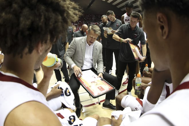 Alabama basketball head coach Nate Oats talks to his players during a timeout. Photo | Alabama Athletics 