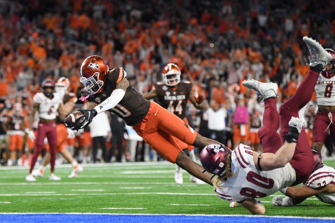 Bowling Green State University wide receiver Tyrone Broden (0) catches a pass and dives into the end zone for a touchdown as New Mexico State University linebacker Trevor Brohard (80) can't make the tackle in the fourth quarter of the 2022 Quick Lane Bowl at Ford Field. Photo Lon Horwedel-USA TODAY Sports