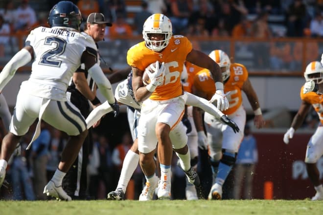 Nov 4, 2023; Knoxville, Tennessee, USA; Tennessee Volunteers tight end Ethan Davis (86) runs the ball against the Connecticut Huskies during the second half at Neyland Stadium.