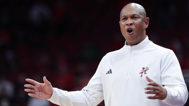Kenny Payne instructing his Louisville players against Arkansas State in 2023.