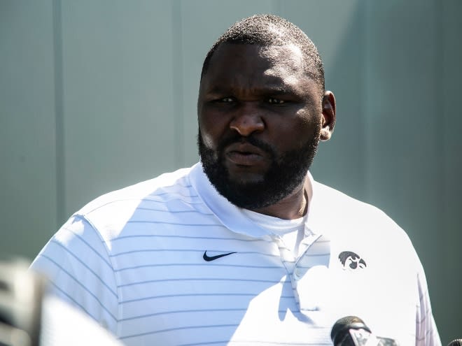 Kelvin Bell leads the defensive line for the Iowa Hawkeyes. 