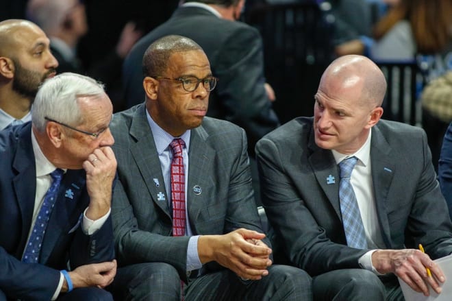 Hubert Davis (middle) now runs the show at UNC, and his first schedule should help the Heels.