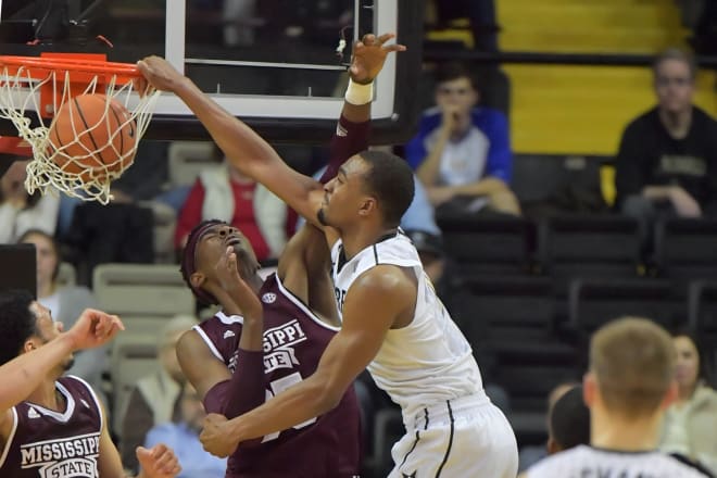 Joe Toye throws down a dunk that Commodore fans won't soon forget.