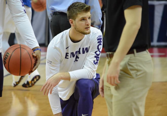Bruce Weber told KSO that Dean Wade would be "limited" just over an hour before tipoff.
