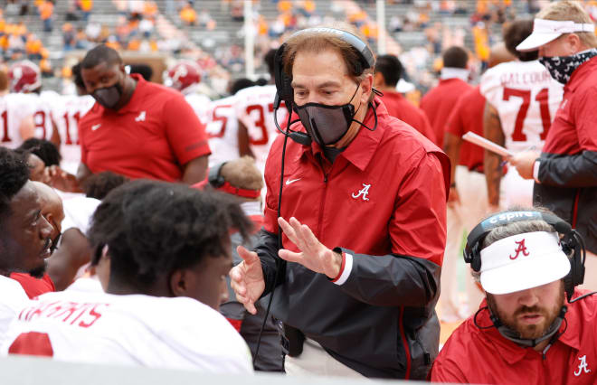 Alabama head coach Nick Saban talks to his players. Photo | Getty Images 