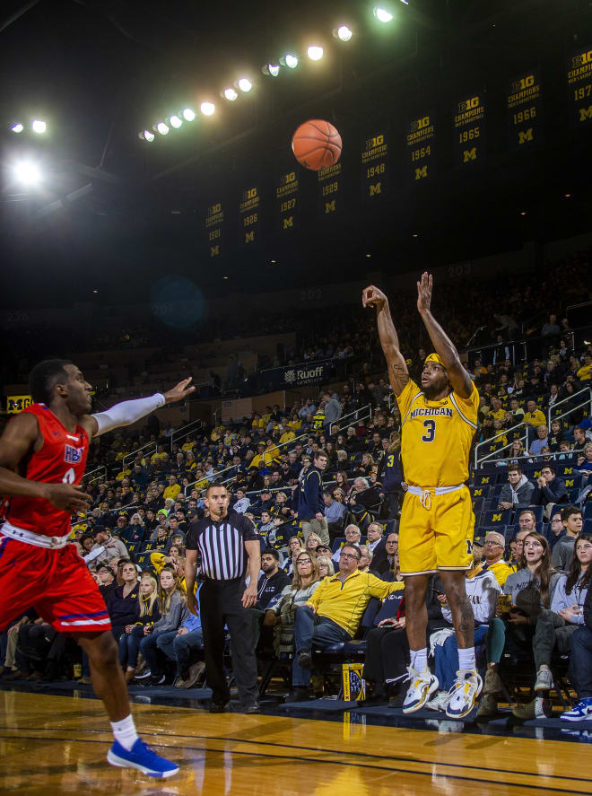 Michigan Wolverines basketball senior point guard Zavier Simpson dished out a career-high 14 assists in the win over Houston Baptist.