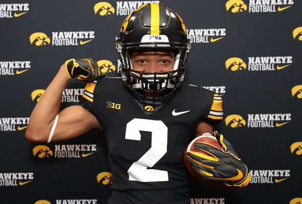 Class of 2022 wide receiver Javon Tracy added his first scholarship offer from Iowa today.
