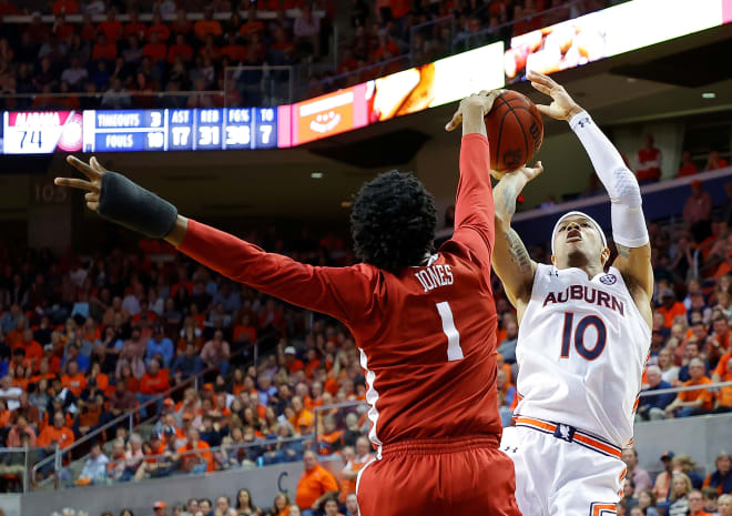 Alabama Crimson Tide basketball forward Herbert Jones block a shot on Auburn's Samir Doughty. Photo | Getty Images 