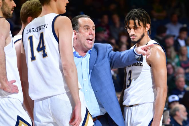Notre Dame men’s basketball head coach Mike Brey talking to his team during a timeout