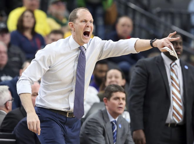 Washington head coach Mike Hopkins