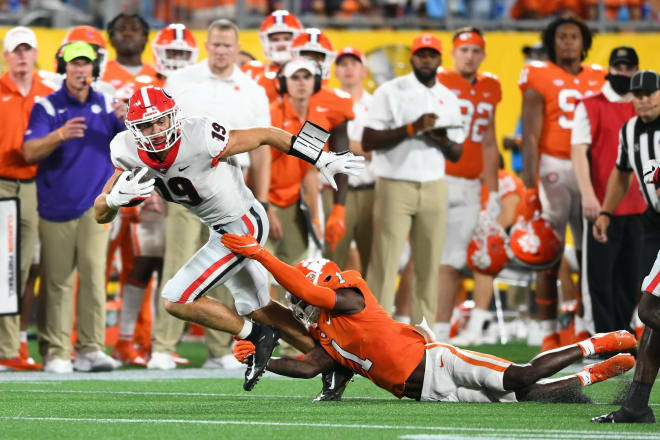 Brock Bowers (19) during Georgia's season-opening 10-3 win over Clemson to kick off the 2021 season. Photo by Radi Nabulsi.