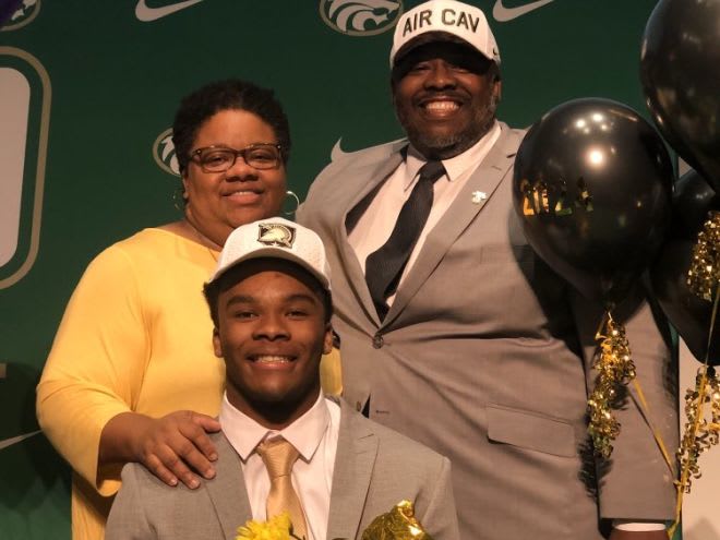 Rivals 3-star DE Jackson Powell with his parents during his NSD ceremony & signing