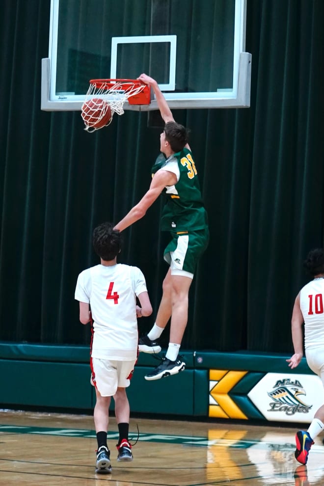 Erick Reader throws down dunk!