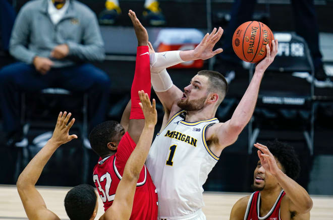 Michigan Wolverines basketball's Hunter Dickinson
