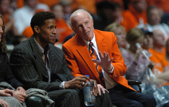 Legendary Illini coach Lou Henson chats with former player Kendall Gill during a 2005 game.