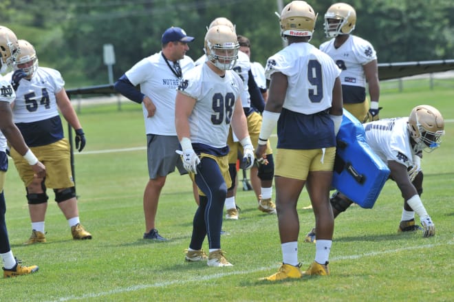 Andrew Trumbetti (98) and Daelin Hayes (9) are expected to improve Notre Dame's pass rush.