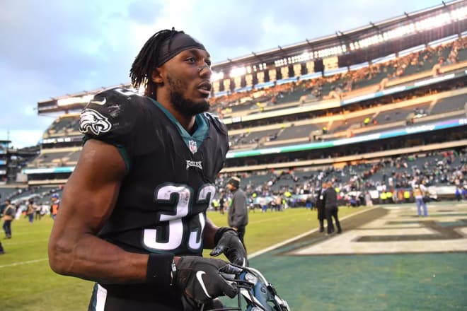 Running back Josh Adams played in 14 games as a rookie with the Philadelphia Eagles last season and led the team in rushing with 511 yards, yet was cut at the end of the preseason this year. After getting let go, he was signed to the New York Jets’ practice squad.