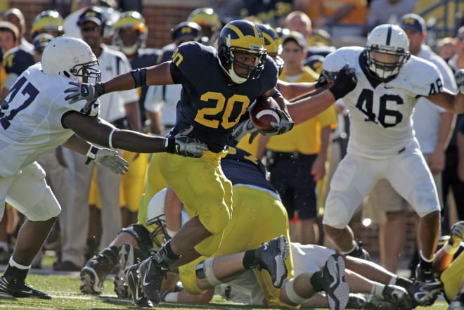 Mike Hart running against Penn State in a Big Ten game.