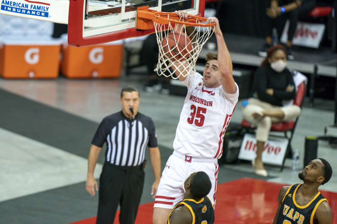 Wisconsin senior forward Nate Reuvers