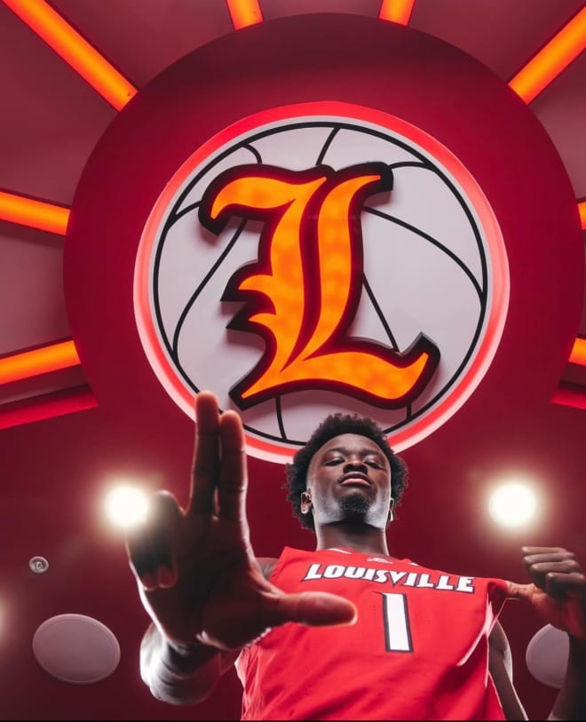 Traore holding L’s up on his official visit to Louisville this past weekend. Photo via @mr_kader_/Instagram.