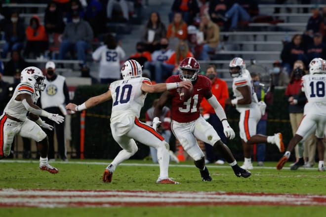 Auburn quarterback Bo Nix (10) is pursued by Alabama outside linebacker Will Anderson Jr. Photo | Getty Images 