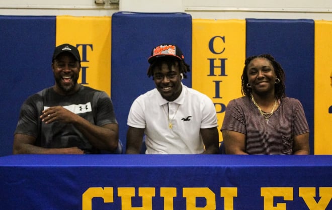 Daquayvious Sorey with his family after his commitment to Auburn.