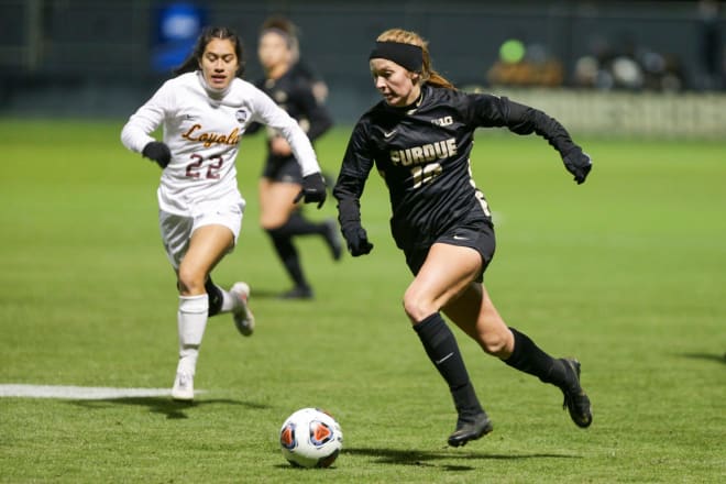 Purdue midfielder Emily Mathews (10) runs with the ball during the second half of an NCAA women's soccer tournament first round game, Saturday, Nov. 13, 2021 at Folk Field in West Lafayette. Ncaa Women S Soccer Purdue Vs Loyola