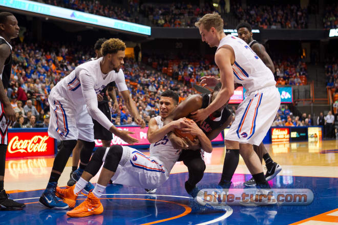 Boise State's Lonnie Jackson (25) and Fresno State's Paul Watson get locked  up with a jump ball late in the second half. 