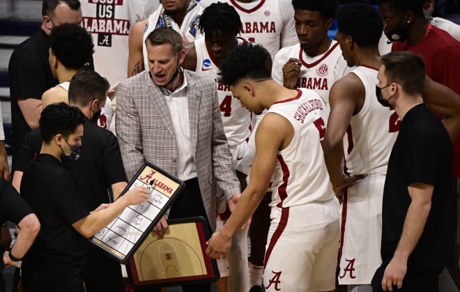 Alabama Crimson Tide head coach Nate Oats talks to his team against the Iona Gaels during the first round of the 2021 NCAA Tournament at Hinkle Fieldhouse. Photo | USA Today