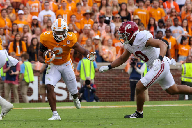 Tennessee Volunteers running back Jabari Small (2) runs the ball against Alabama Crimson Tide linebacker Henry To'oTo'o (10) during the first half at Neyland Stadium. Photo | Randy Sartin-USA TODAY Sports