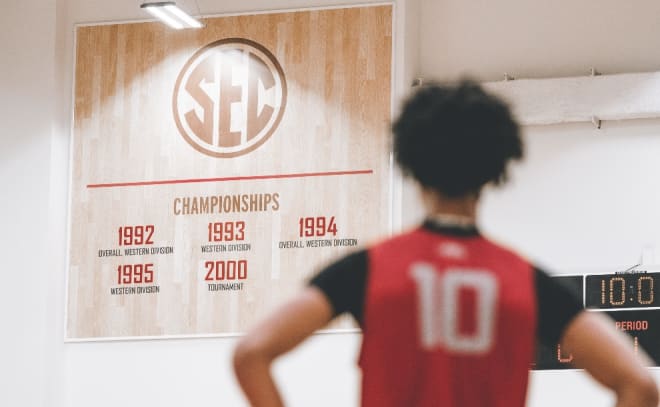 Freshman Jaylin Williams gazing upon Arkansas hoops' biggest accomplishments.